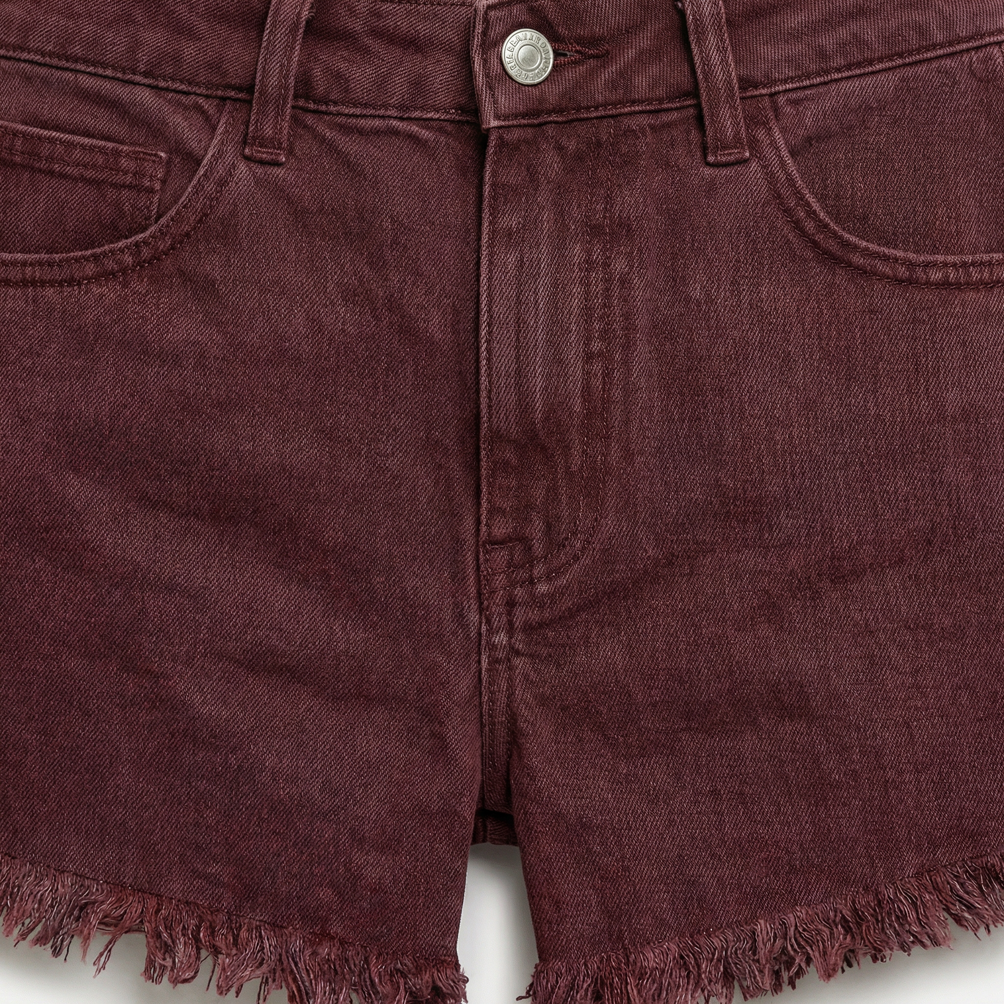 Dżinsowe szorty z wysokim stanem – postrzępione wykończenie, styl casualowy