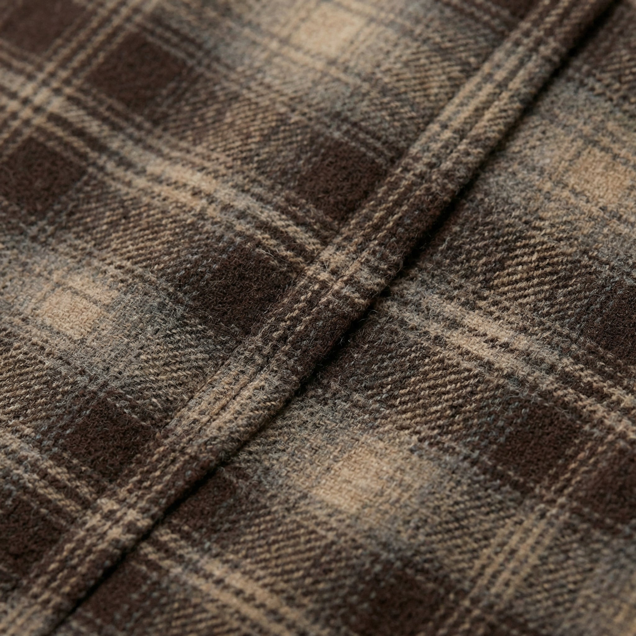 Brązowa kraciasta spódnica mini – prosty krój, zapięcie na zamek, tkanina bez elastyczności