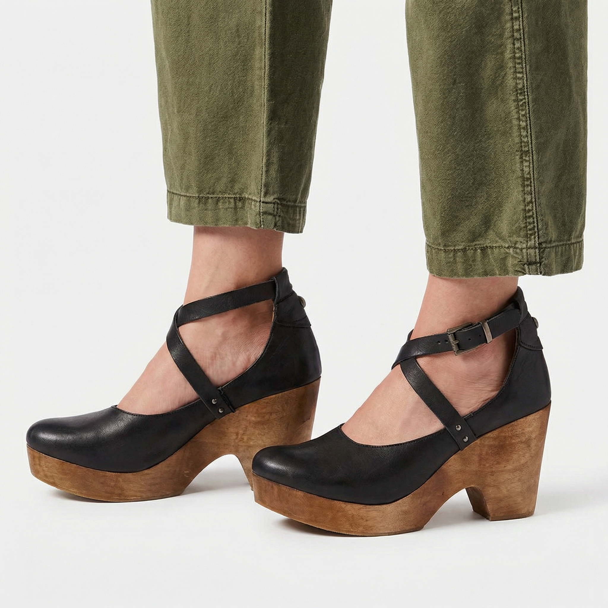 Czółenka na koturnie – zakryty nosek, regulowany pasek na kostkę, stabilny obcas