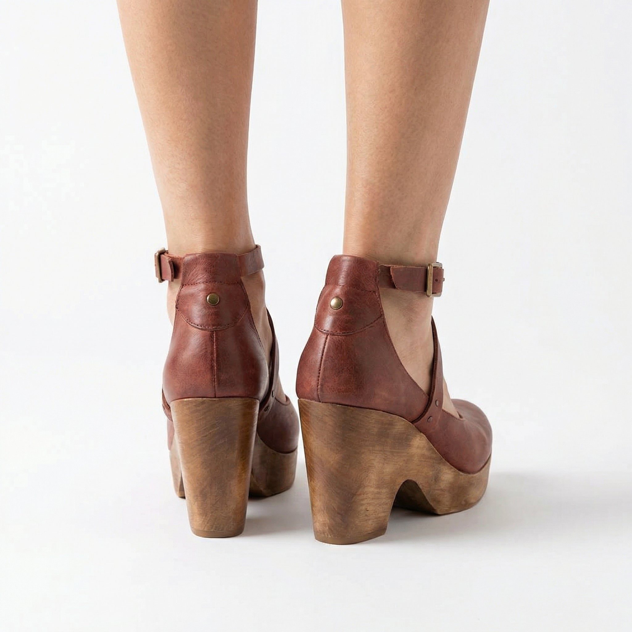 Czółenka na koturnie – zakryty nosek, regulowany pasek na kostkę, stabilny obcas