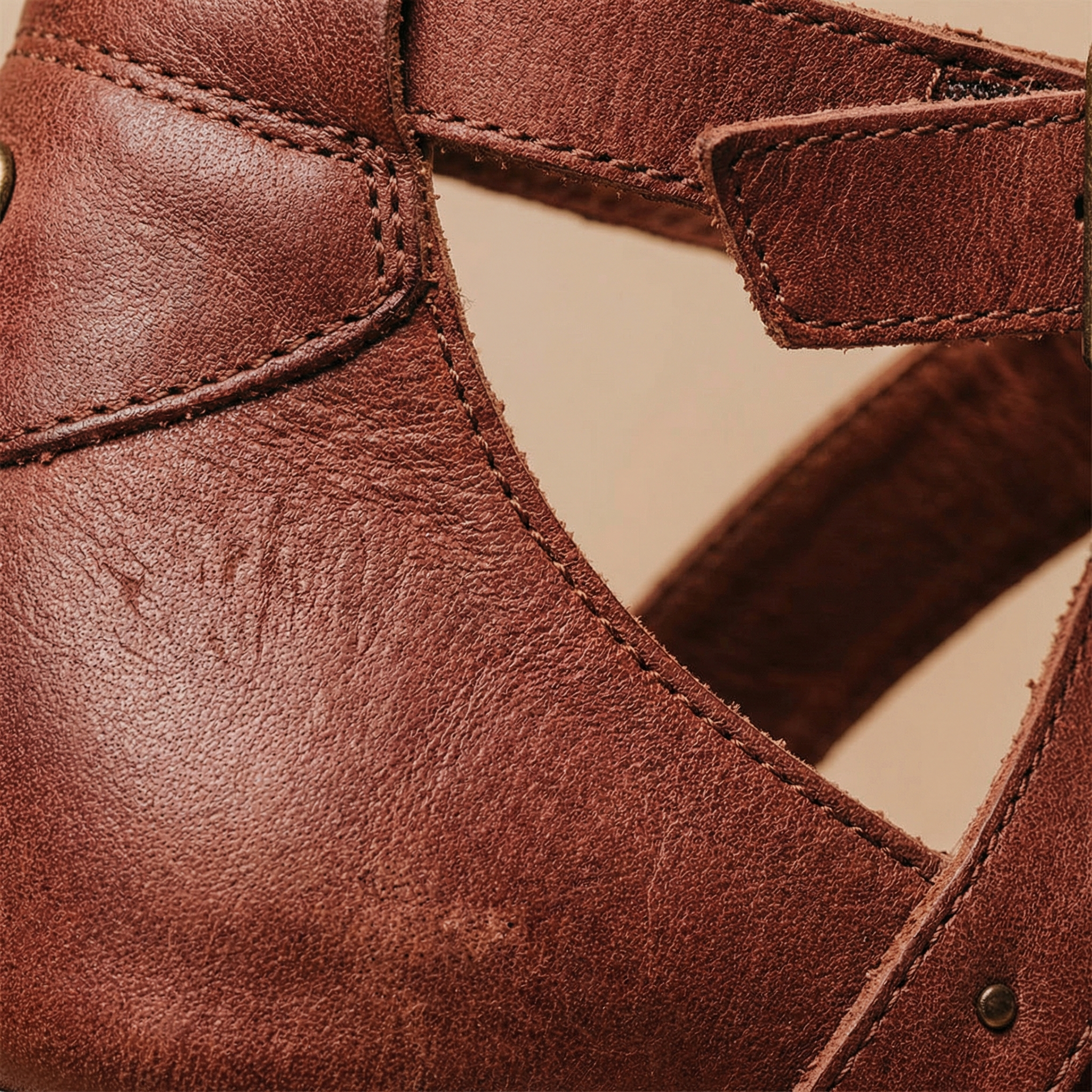 Czółenka na koturnie – zakryty nosek, regulowany pasek na kostkę, stabilny obcas