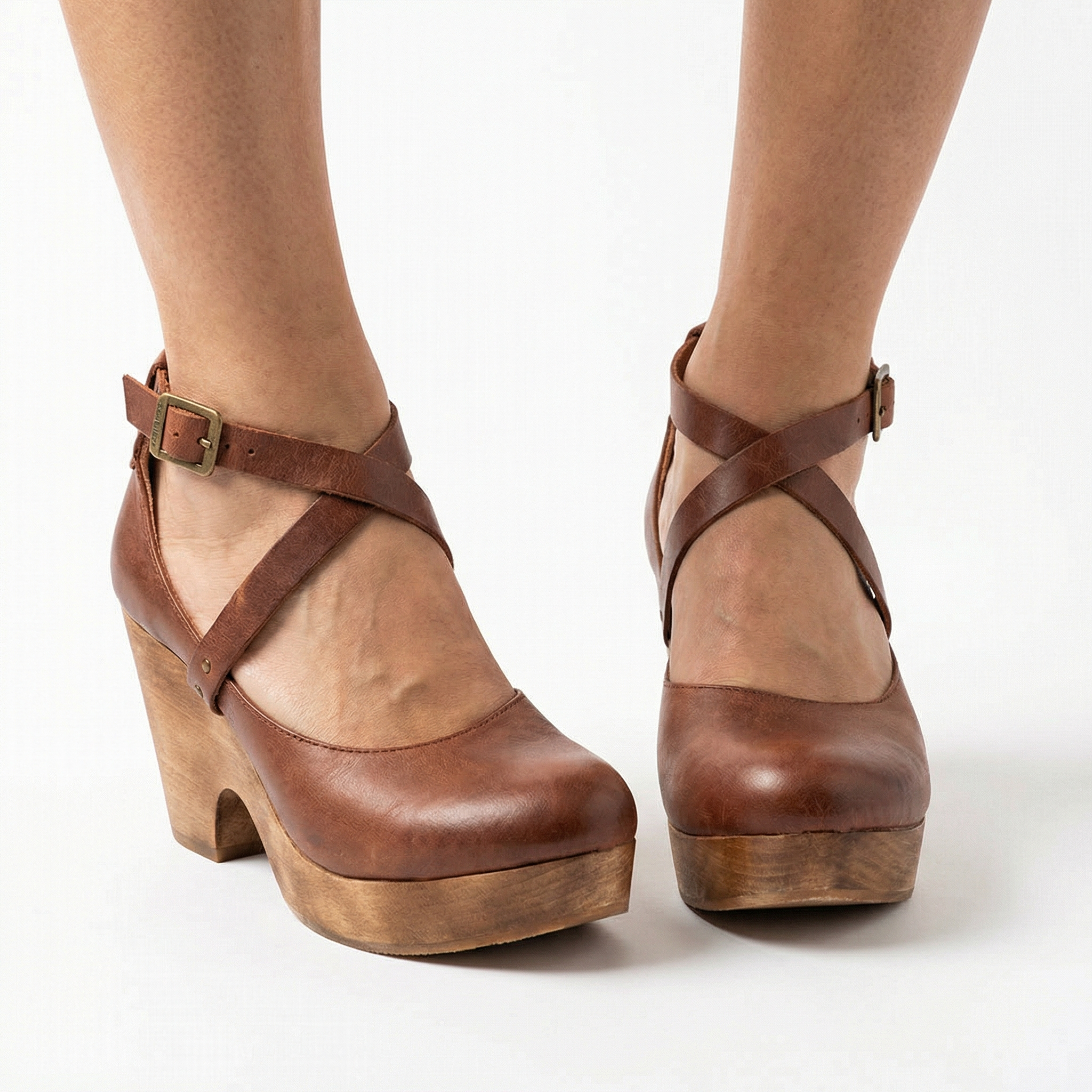 Czółenka na koturnie – zakryty nosek, regulowany pasek na kostkę, stabilny obcas