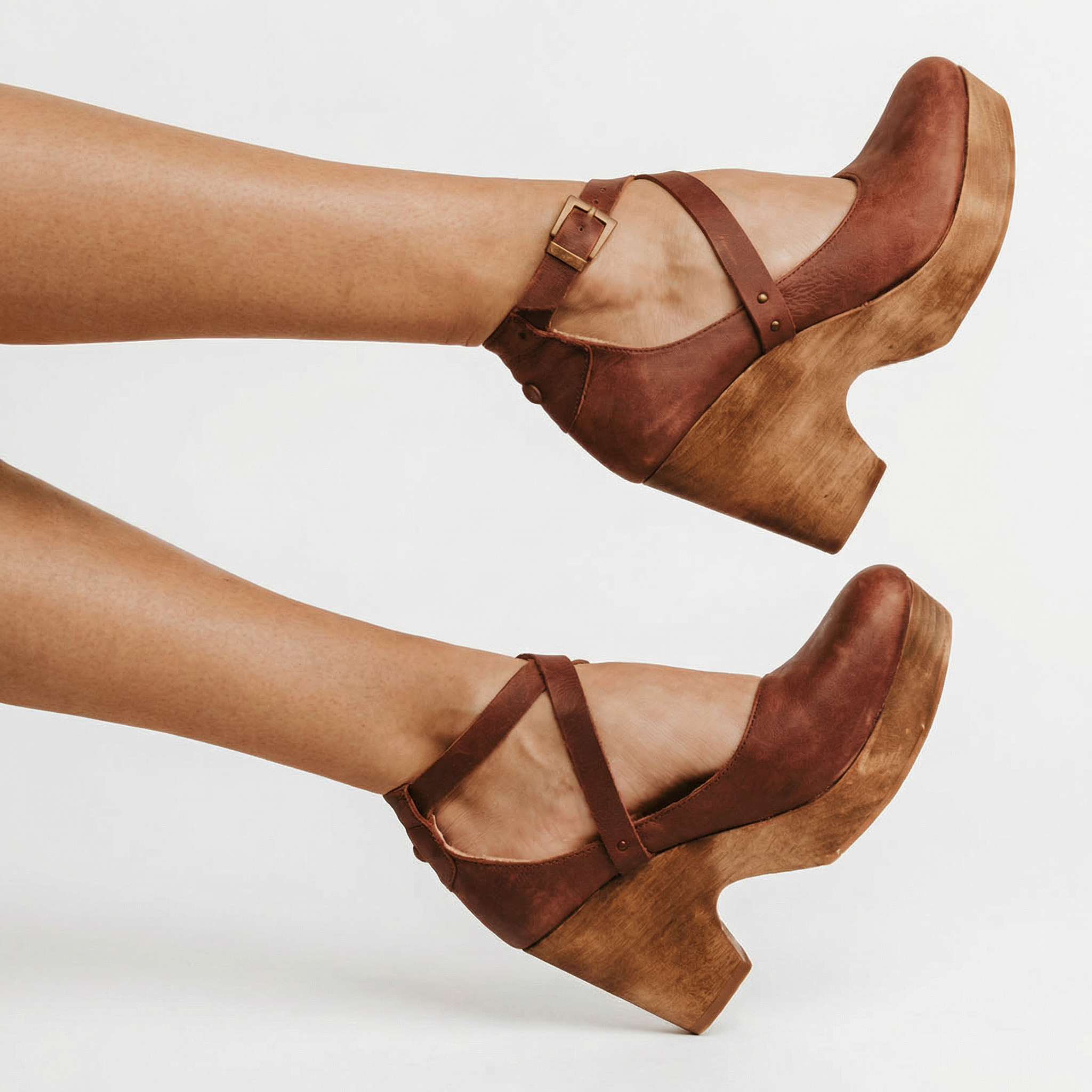 Czółenka na koturnie – zakryty nosek, regulowany pasek na kostkę, stabilny obcas