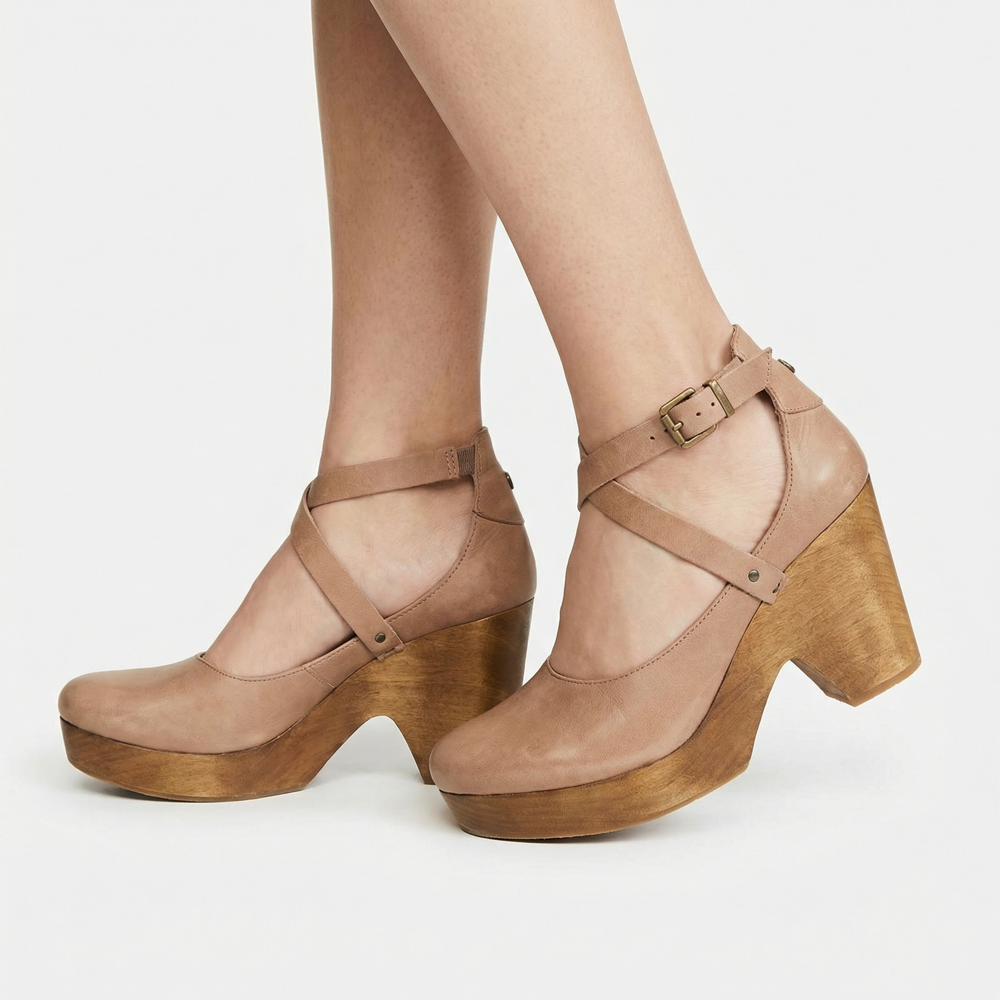 Czółenka na koturnie – zakryty nosek, regulowany pasek na kostkę, stabilny obcas