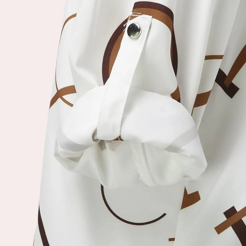 Biała bluzka z graficznym nadrukiem liter – zapięcie na guziki, podwijane rękawy