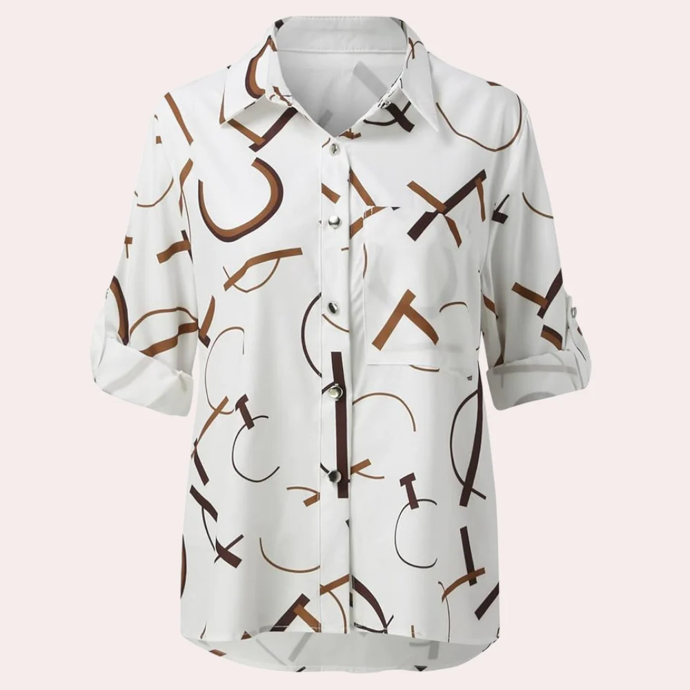 Biała bluzka z graficznym nadrukiem liter – zapięcie na guziki, podwijane rękawy